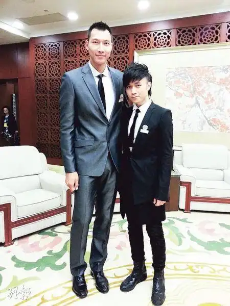 古巨基与身高接近7尺的易建联(左)获颁十大杰出青年.