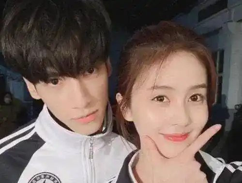 罗云熙和谁合照都"面带微笑",可遇到她,抱入怀中笑不停_谭松韵_合作