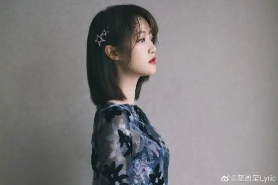 原创蓝盈莹侧脸一言难尽,山根低面部凹陷,与其他姐姐同框颜值被秒杀