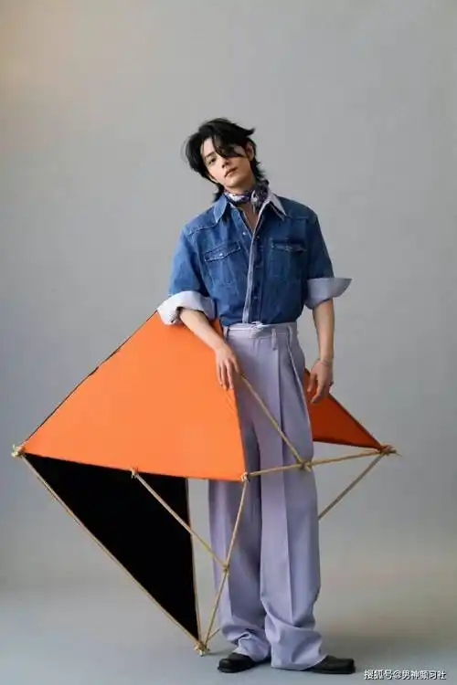 肖战的颜值不必讲了吧?今天我们来分析下他的衣品是几分!