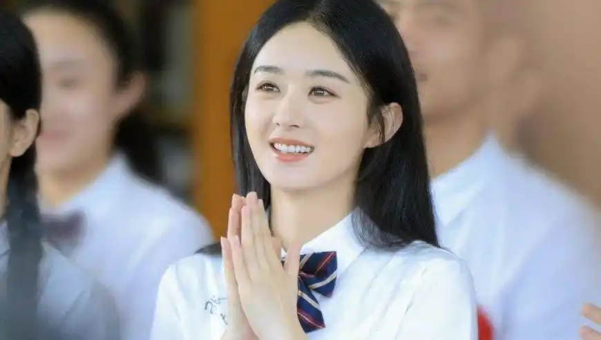 赵丽颖年龄越大越水灵,19岁青涩懵懂,34岁穿校服秒变校园女神!