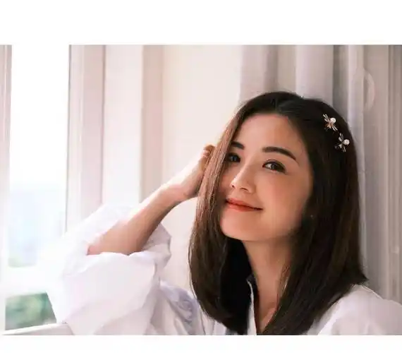 原创蔡卓妍晒反季时尚美照彩虹毛衣配星星耳环38岁的她少女感十足