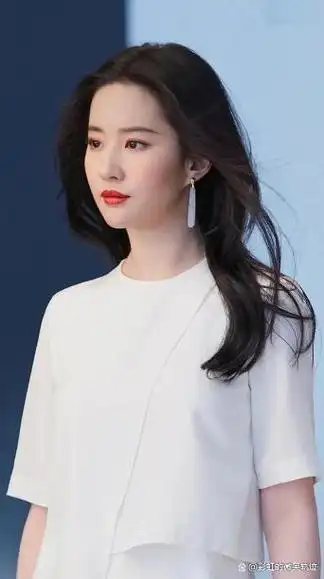 刘亦菲出生于1987年8月25日,原名安风,祖籍河北饶阳.