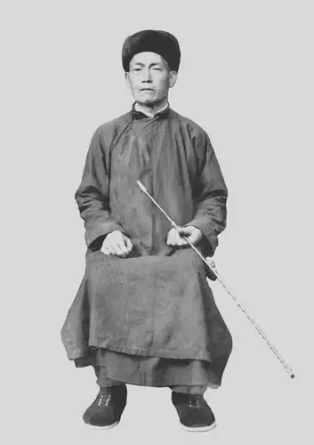 哪位高手帮我处理一张旧照片啊,万分感谢