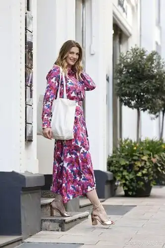 hey soho帆布包粉艳明媚,2021年4月29日,德国汉堡,演员nina bott街拍