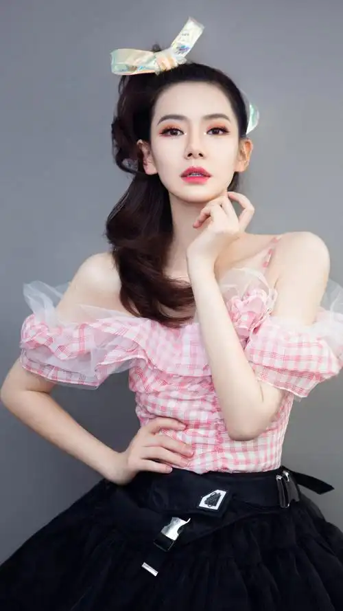 戚薇完美气质与完美身材的的美女歌手演员