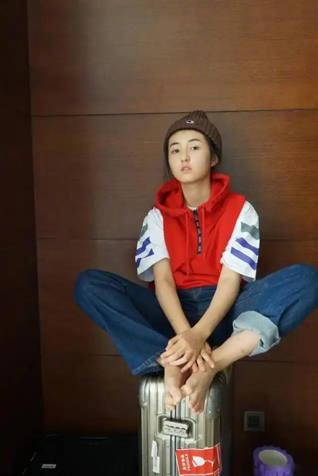 张子枫晒了一组照片!这双脚吓到我了!