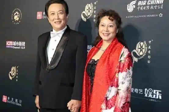 唐国强与小12岁混血娇妻罕见亮相,70岁气场强大,妻子壮丽却发福显老态