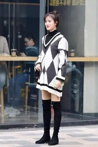 时尚漂亮的过膝靴搭配出早春的效果她们有自己的穿搭技巧