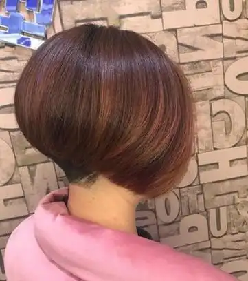 后面推上去的波波头 后面稍微剃掉的波波头