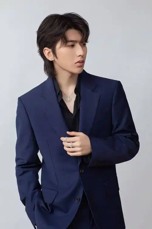 蔡徐坤深蓝西装凸显熟男气质 中分刘海眼神深邃氛围感十足
