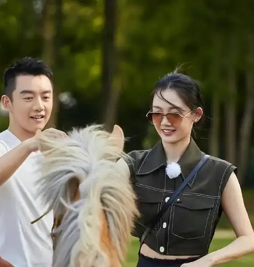 苗苗深夜晒卷发视频,结果网友关注点全歪,脖子上"草莓"明显|郑恺|杨颖