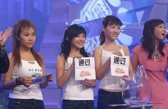 还记得2004年张含韵参加《超级女声》一炮而红时,正好是个性与传统