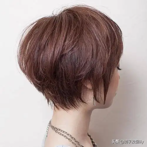 女人过了50岁发型这样剪洋气时尚显气质