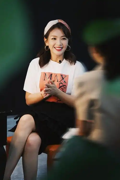 42岁刘涛穿字母短袖扎发带凹出满屏青春范真不像个中年人