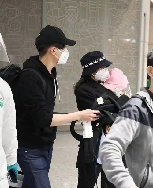 高圆圆出席活动时小腹微凸多次抚摸腹部疑似怀上2胎