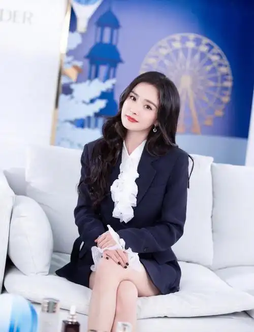 杨幂的衣品确实好穿藏青色西装配卷发很有魅力大方秀出好身材