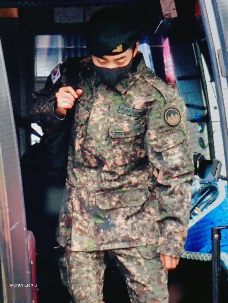 金珉锡今日音乐剧上班照来袭一身军装展示飒爽英姿