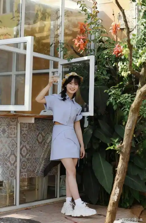 像沈月穿上这种时髦的白色连衣裙,长度在膝盖附近,刚好能够遮住大腿并