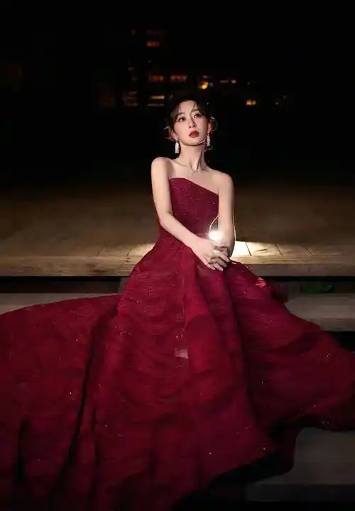 杨紫惊艳亮相!酒红色抹胸礼服,展现优雅女神气质!_观众_设计_造型