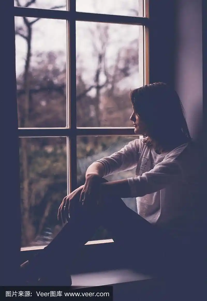 年轻貌美的女子,坐在窗前,望着窗外