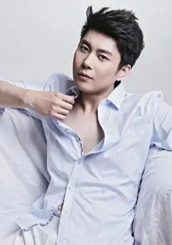 艾伦的妻子朱微玮也是开心麻花中的一员,2013年艾伦和朱微玮