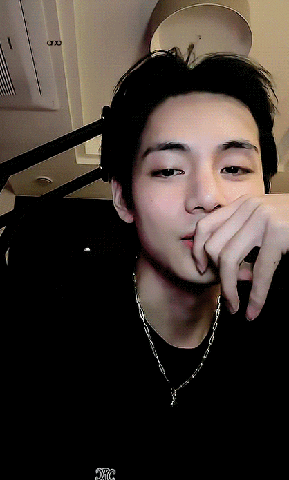 金泰亨超话78#金泰亨solo#黑发真的是氛围感的神