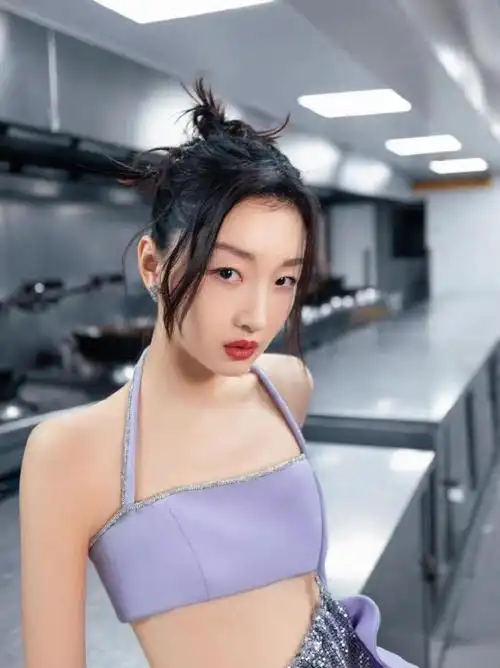 众所周知,身高162cm,体重44kg的周冬雨,身材向来不是她的优势,小巧