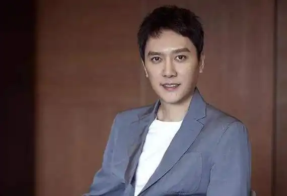 冯绍峰个人简历资料家境戏多人不火父亲是纺织业巨头