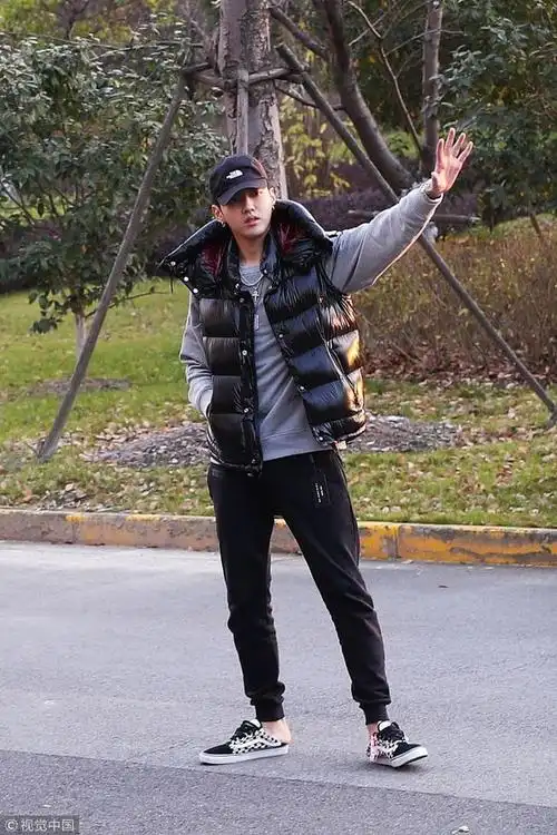 吴亦凡梳小辫运动鞋踩成趿拉板 见镜头帅气挥手大长腿抢镜