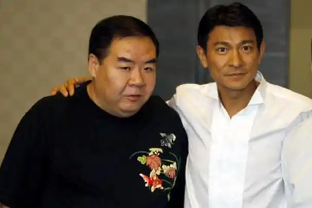 刘德华父亲葬礼3个泪目的镜头刘德华鞠躬成龙落泪肥猫挥手