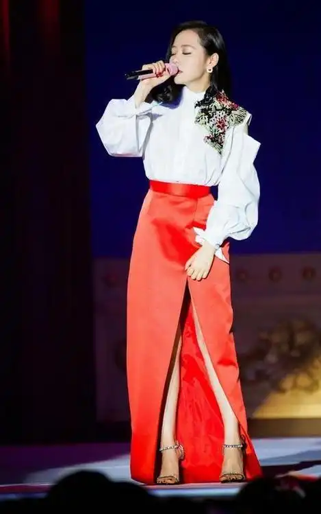 个子一米六二的张靓颖看起来有一米七二,高腰开叉裙完美地拉长了身高