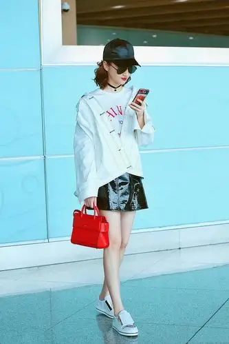 景甜白皙美腿机场街拍图片_明星_美桌图片库