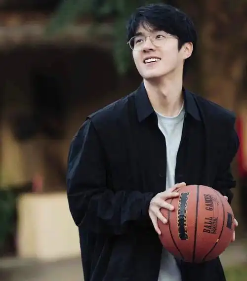 刘昊然打篮球被拍,多次投篮不进心态好,骑15万摩托车回家显阔气