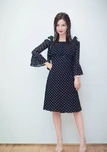 瘦下来的赵薇,穿碎花短裙秀美腿,42岁辣妈堪比18岁少女!