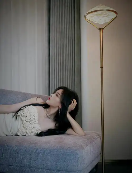 杨超越抹胸白裙光影大片白玫瑰抹胸裙凸显清纯气质