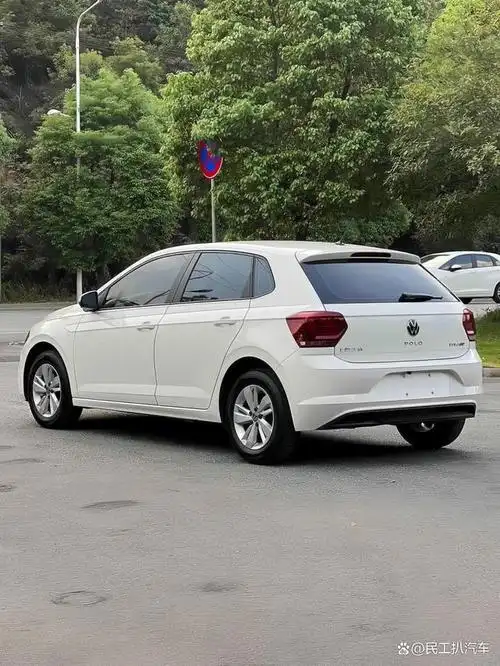10万内落地,适合女生开的两款小型代步轿车,大众polo和本田飞度