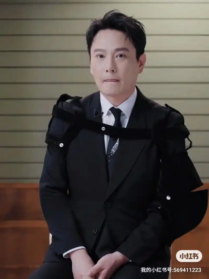 张信哲~他的年龄是玄学~少年感的偶像.他这组照片里有1996 - 抖音