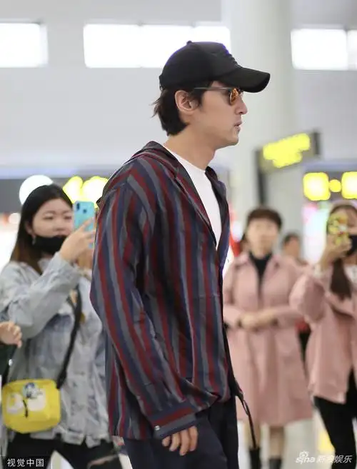 胡歌t恤叠穿条纹衬衫时髦度up 被认出低头快走实力低调