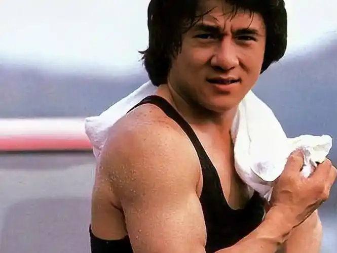 成龙光速衰老一个月前没这么老啊网友猜想让人后背发凉