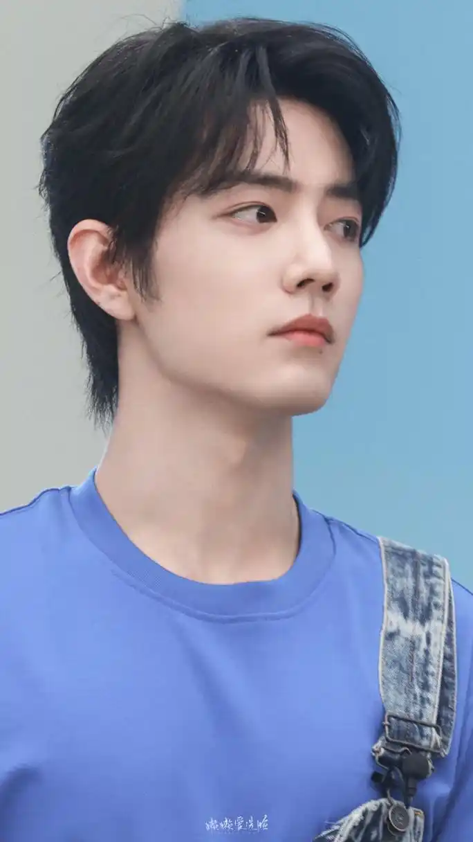 肖战终于又穿背带裤了, 肖战私服真好看,相中他的背带裤了.