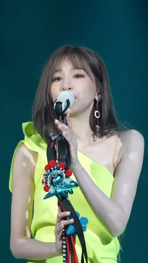 王心凌的新歌上线,phone人院