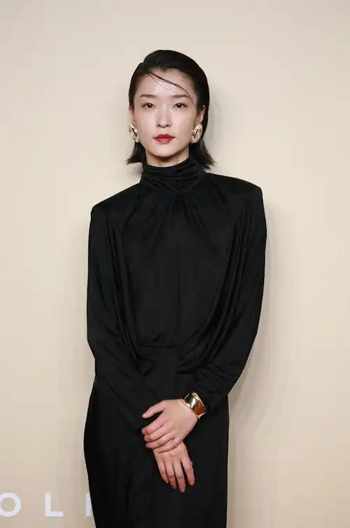 杜鹃出席活动遭发型师「整蛊」,似《国产凌凌漆》中的达闻西_造型