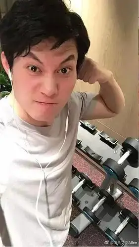 健个身,朱微玮是他老婆请点击此处输入图片描述顶多秀秀恩爱,请点击