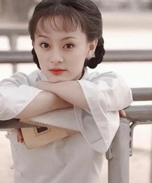 孙俪梳着标准的民国发型,整个人灵气十足.