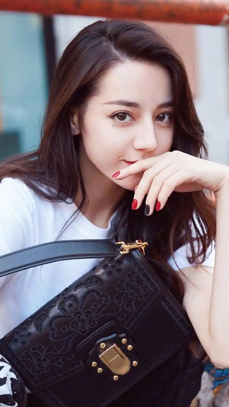 迪丽热巴超美街拍写真手机壁纸图片