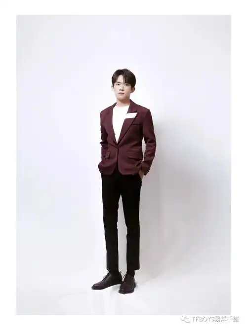 易烊千玺身着红色西装亮相央视中国梦·劳动美 2019五一"心连心"特别