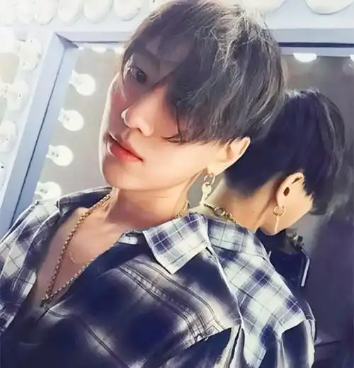 4年前的快男冠军魏巡曾被债主追到决赛现在过得怎样了