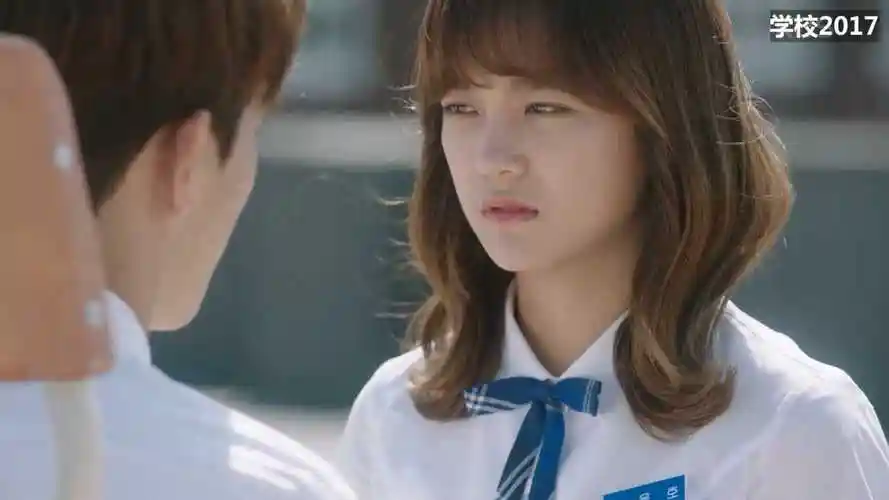 韩剧青春校园剧的经典场景男女主角天台谈心