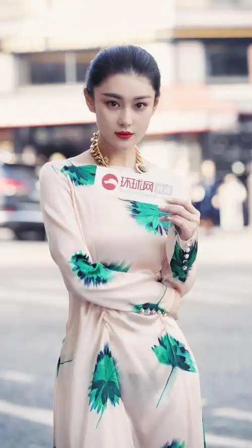 张馨予法国巴黎时装周